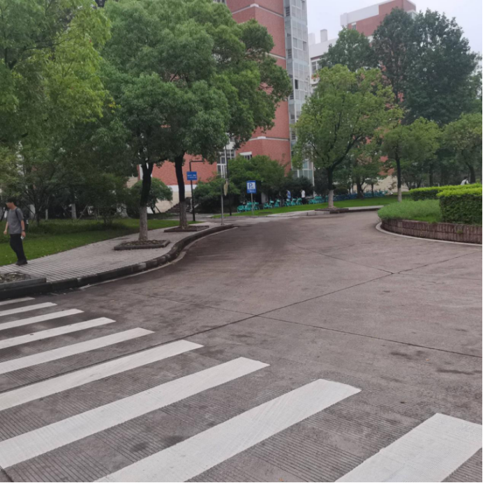 停车版左转进入停车场