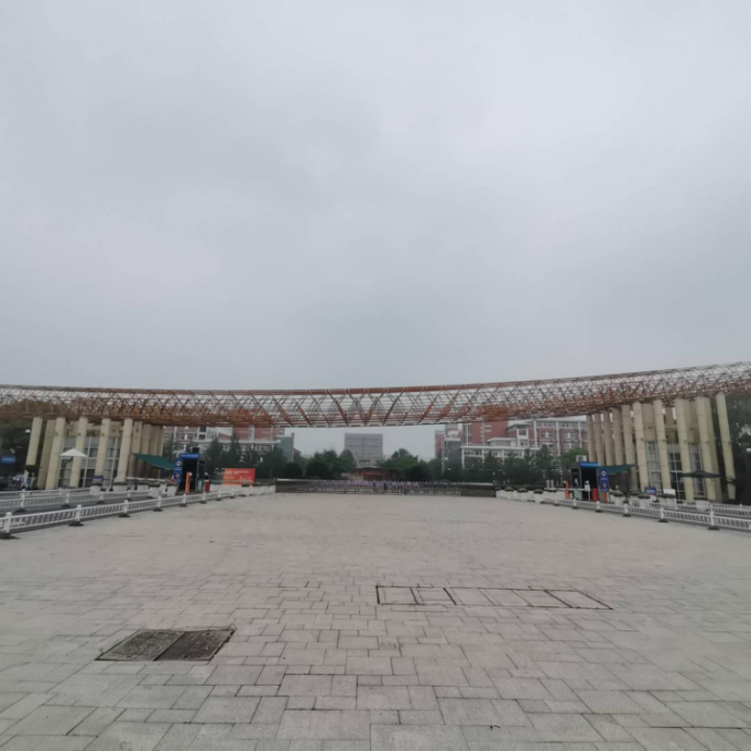 停车版从南门进入